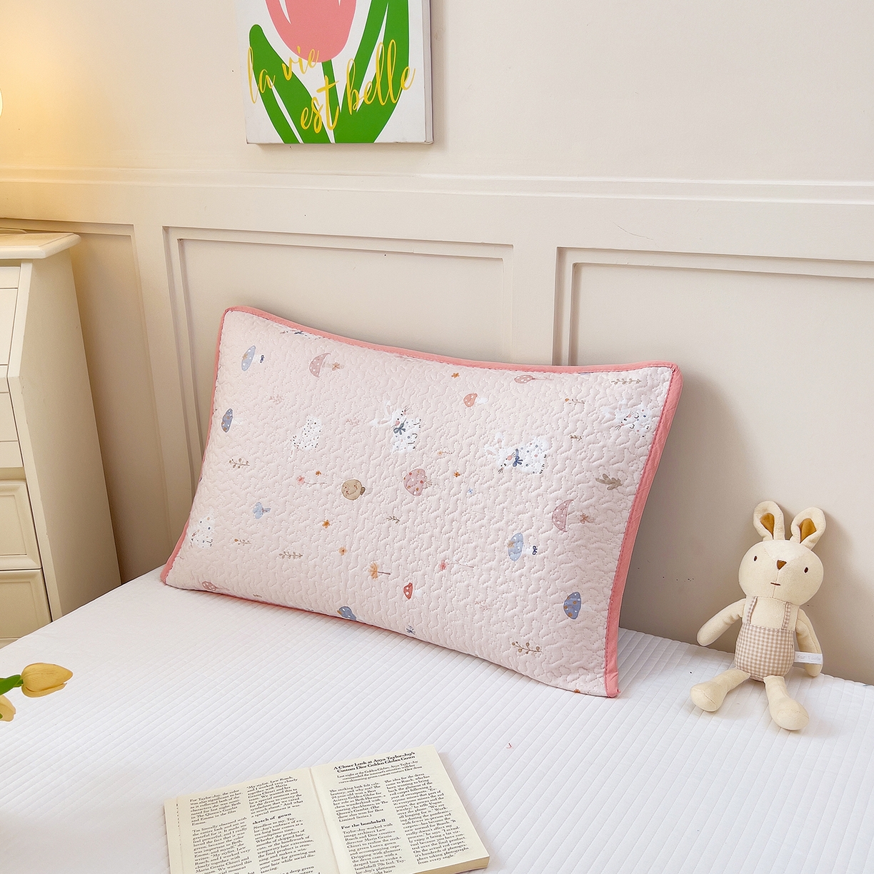 91家纺网 家纺一手货源 找家纺 拾小柒 2025年新款全棉双层纱枕套夹棉隔脏污防口水头油枕头套 萌趣森林粉