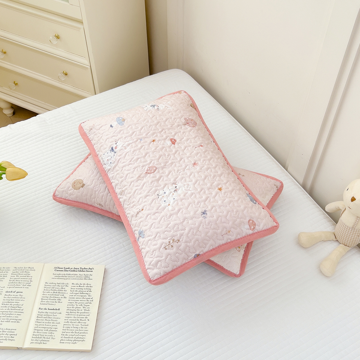 91家纺网 家纺一手货源 找家纺 拾小柒 2025年新款全棉双层纱枕套夹棉隔脏污防口水头油枕头套 萌趣森林粉