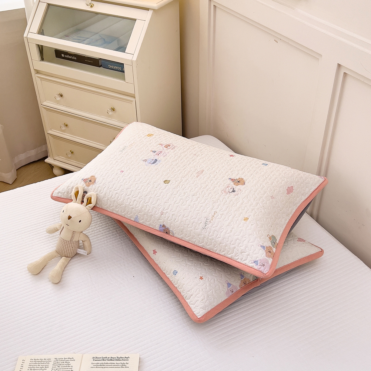 91家纺网 家纺一手货源 找家纺 拾小柒 2025年新款全棉双层纱枕套夹棉隔脏污防口水头油枕头套 豆豆好朋友