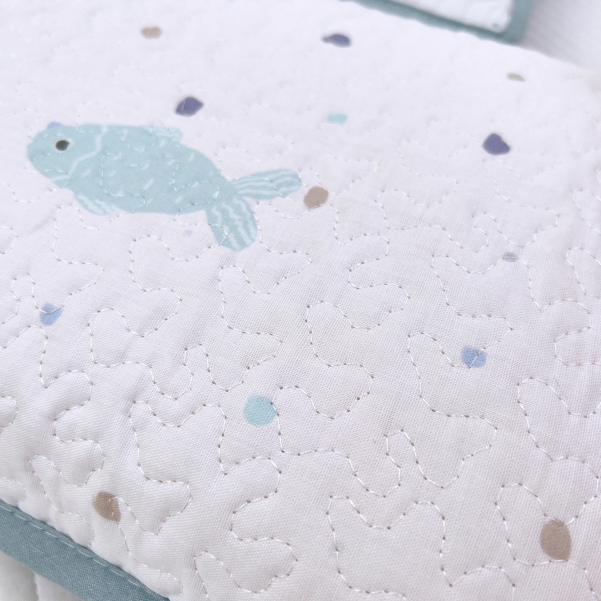 91家纺网 家纺一手货源 找家纺 拾小柒 2025年新款全棉双层纱枕套夹棉隔脏污防口水头油枕头套 鲤安