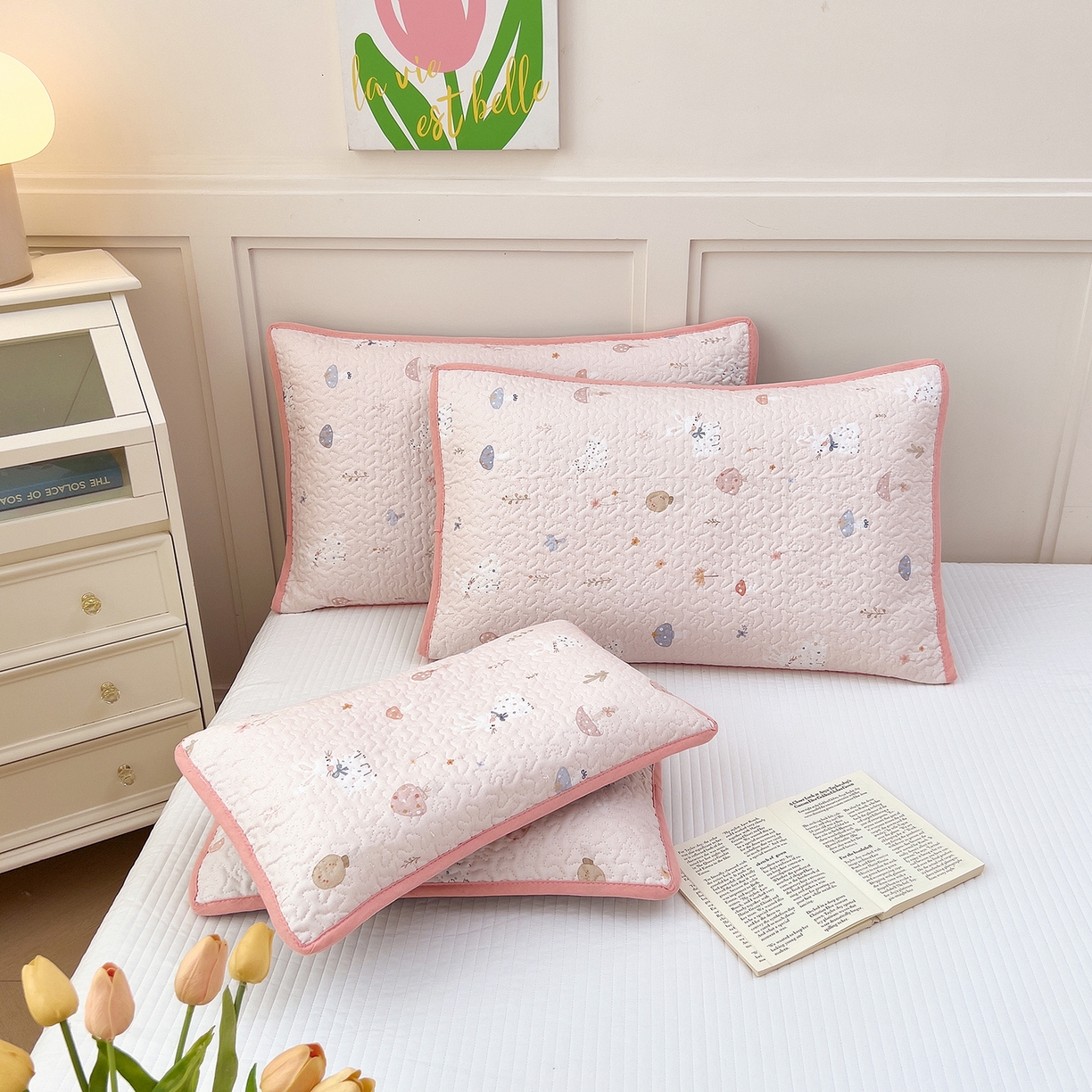 91家纺网 家纺一手货源 找家纺 拾小柒 2025年新款全棉双层纱枕套夹棉隔脏污防口水头油枕头套 萌趣森林粉