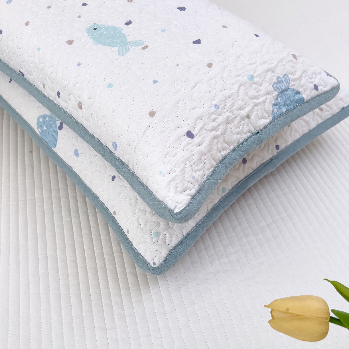 91家纺网 家纺一手货源 找家纺 拾小柒 2025年新款全棉双层纱枕套夹棉隔脏污防口水头油枕头套 鲤安