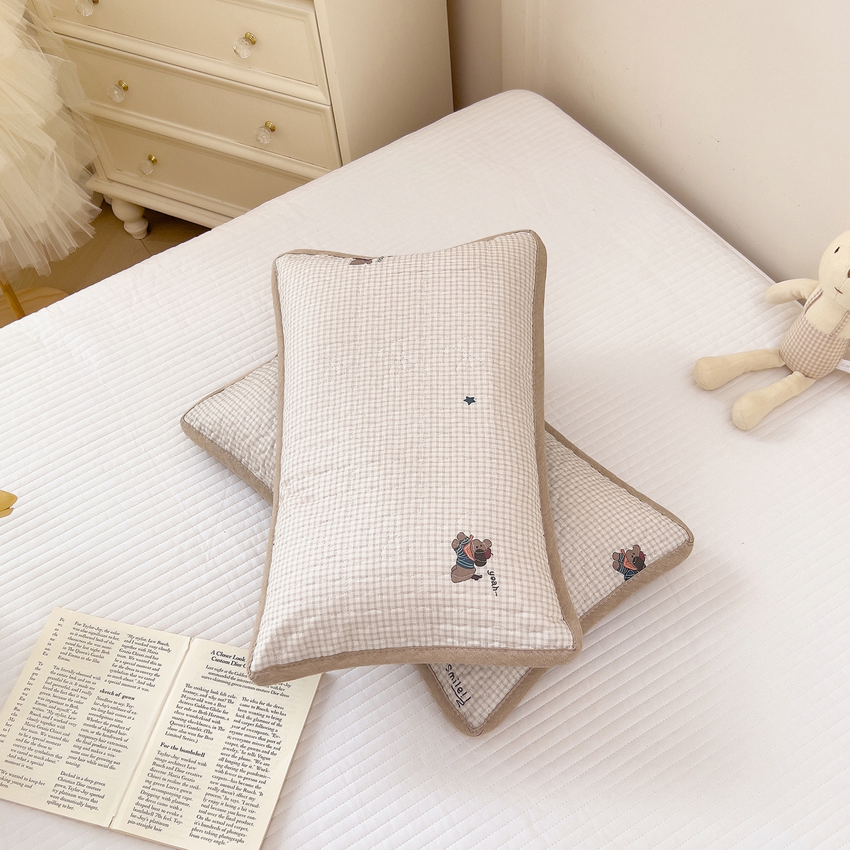 91家纺网 家纺一手货源 找家纺 拾小柒 2025年新款全棉双层纱枕套夹棉隔脏污防口水头油枕头套 格子狗米