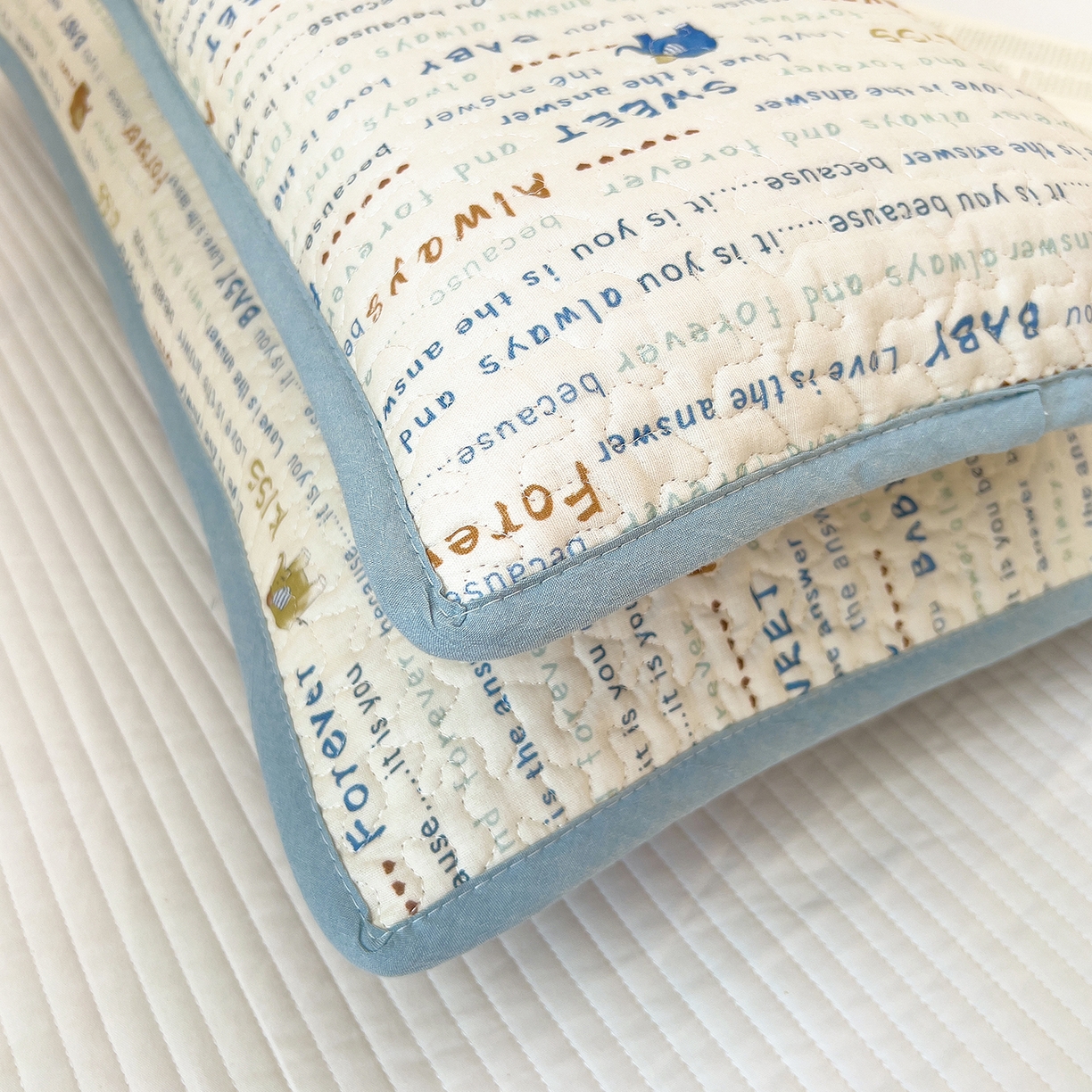 91家纺网 家纺一手货源 找家纺 拾小柒 2025年新款全棉双层纱枕套夹棉隔脏污防口水头油枕头套 英文象蓝