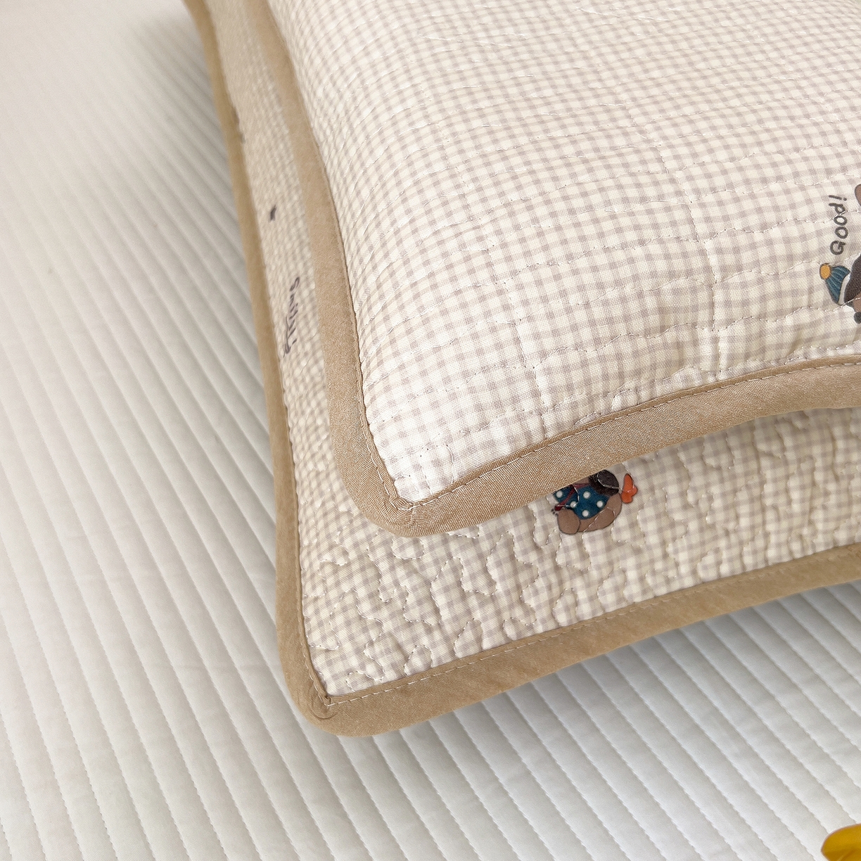 91家纺网 家纺一手货源 找家纺 拾小柒 2025年新款全棉双层纱枕套夹棉隔脏污防口水头油枕头套 格子狗米