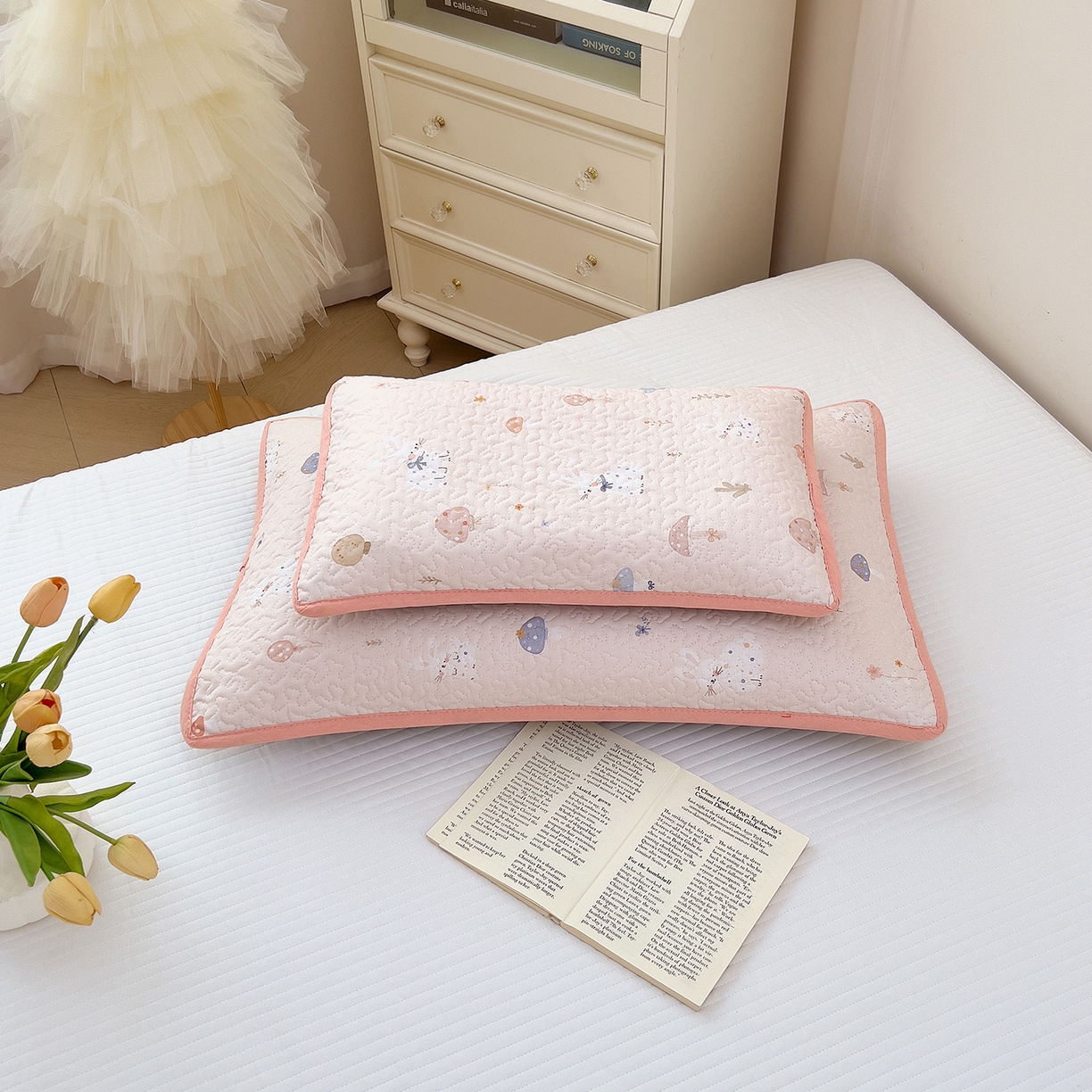 91家纺网 家纺一手货源 找家纺 拾小柒 2025年新款全棉双层纱枕套夹棉隔脏污防口水头油枕头套 萌趣森林粉