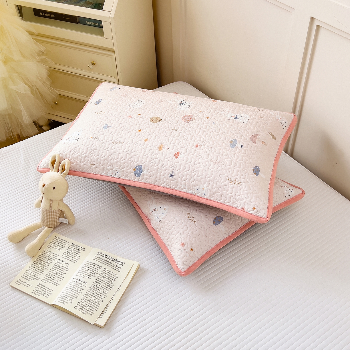 91家纺网 家纺一手货源 找家纺 拾小柒 2025年新款全棉双层纱枕套夹棉隔脏污防口水头油枕头套 萌趣森林粉