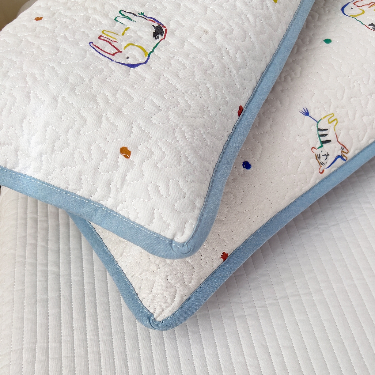 91家纺网 家纺一手货源 找家纺 拾小柒 2025年新款全棉双层纱枕套夹棉隔脏污防口水头油枕头套 七彩童年