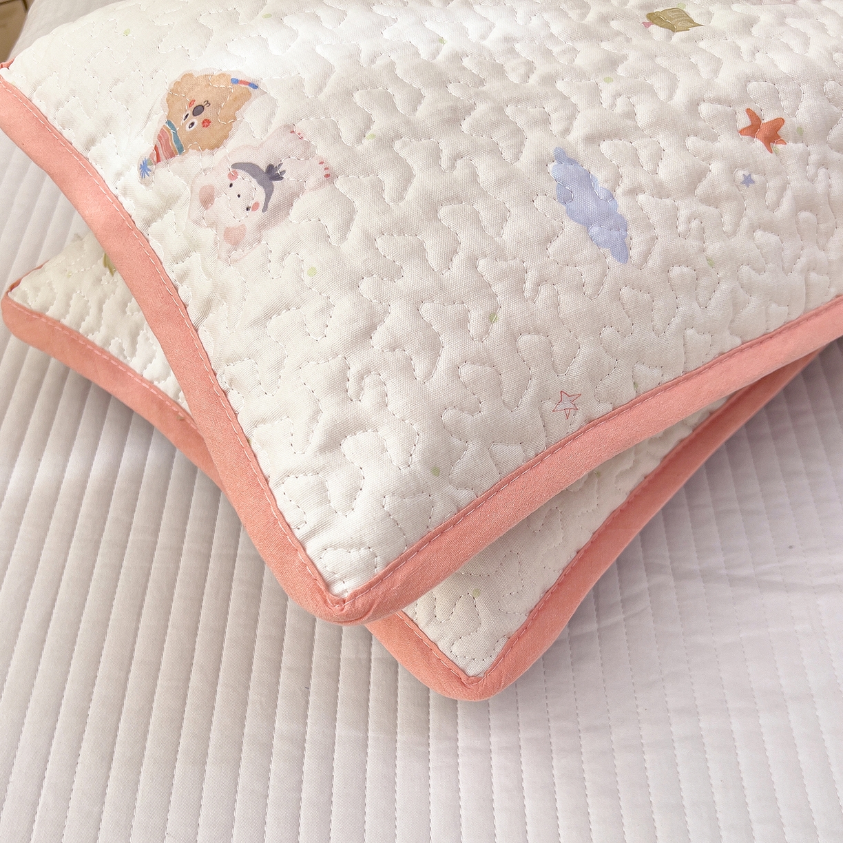 91家纺网 家纺一手货源 找家纺 拾小柒 2025年新款全棉双层纱枕套夹棉隔脏污防口水头油枕头套 豆豆好朋友