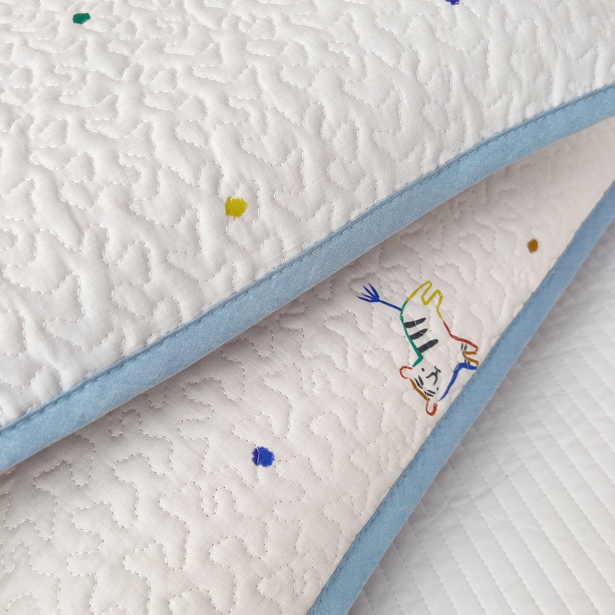 91家纺网 家纺一手货源 找家纺 拾小柒 2025年新款全棉双层纱枕套夹棉隔脏污防口水头油枕头套 七彩童年