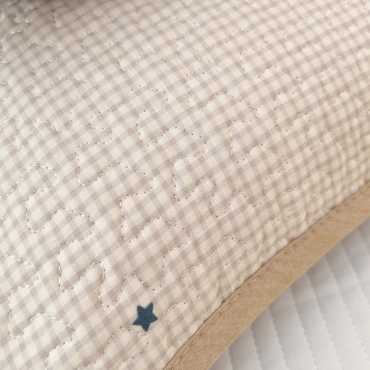 91家纺网 家纺一手货源 找家纺 拾小柒 2025年新款全棉双层纱枕套夹棉隔脏污防口水头油枕头套 格子狗米