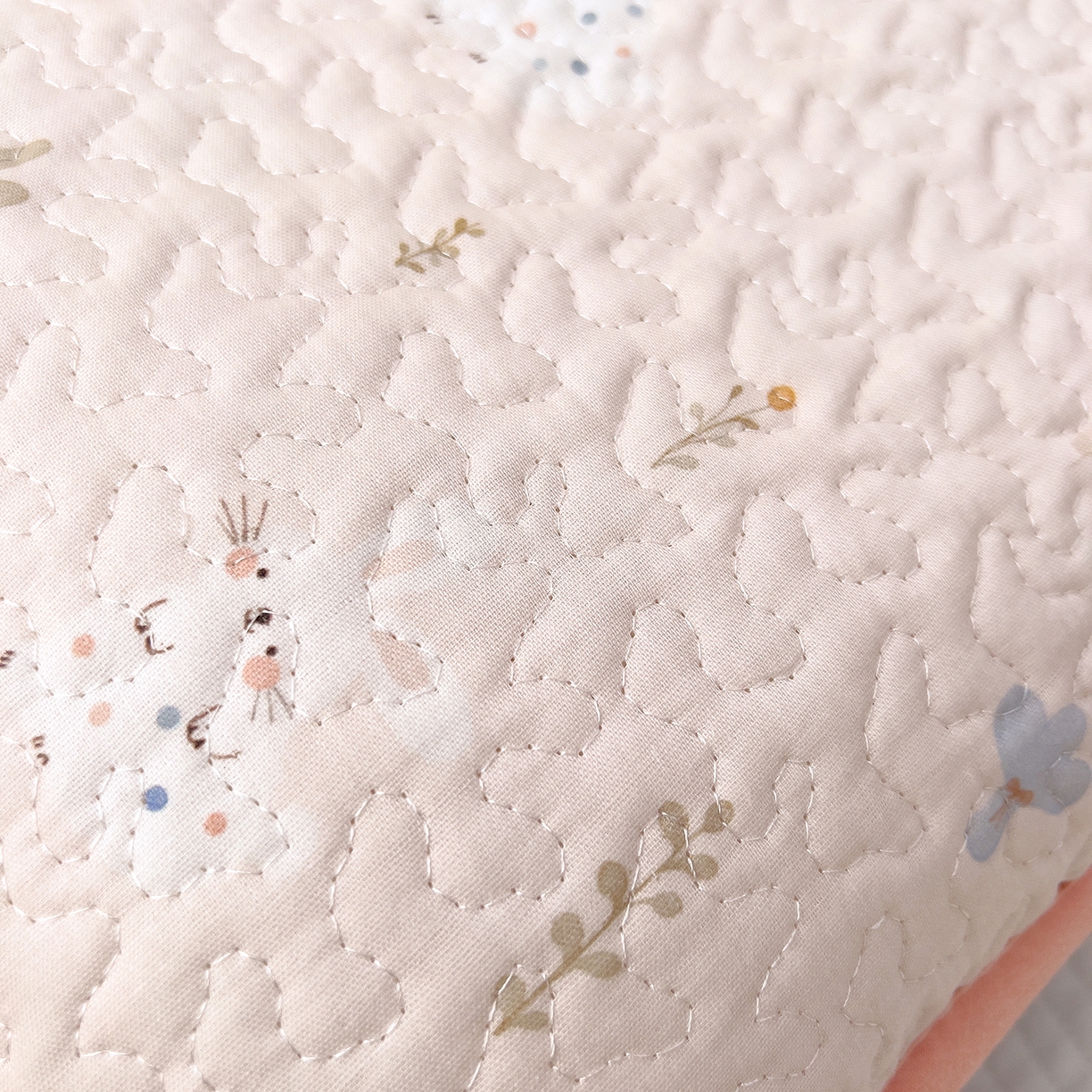 91家纺网 家纺一手货源 找家纺 拾小柒 2025年新款全棉双层纱枕套夹棉隔脏污防口水头油枕头套 萌趣森林粉