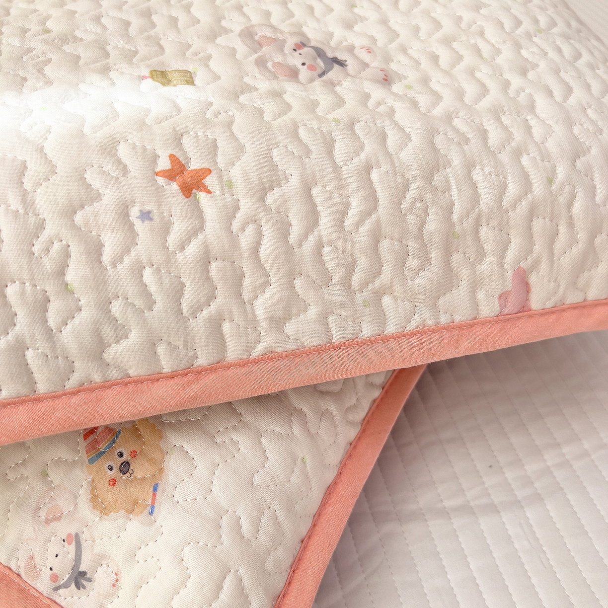 91家纺网 家纺一手货源 找家纺 拾小柒 2025年新款全棉双层纱枕套夹棉隔脏污防口水头油枕头套 豆豆好朋友