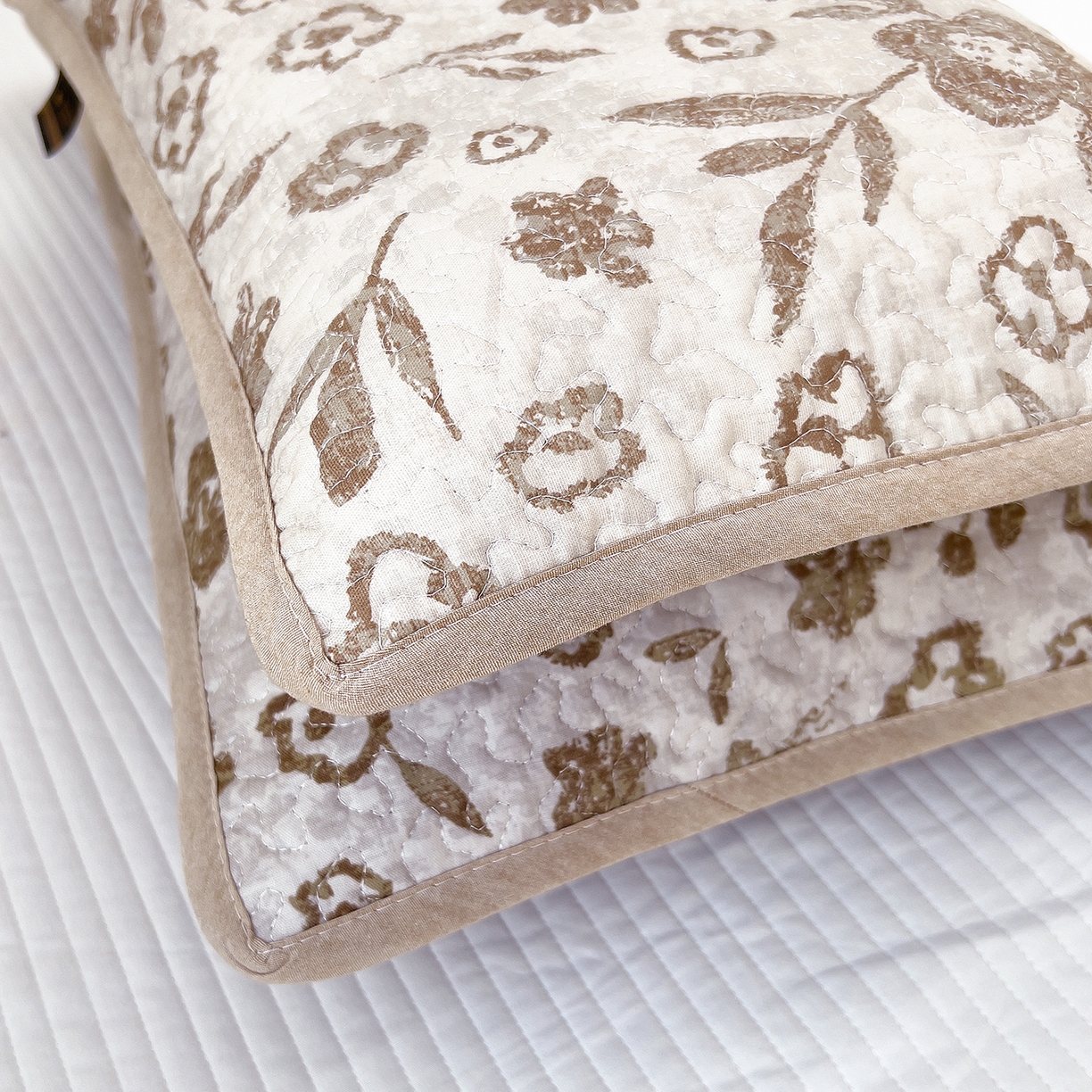 91家纺网 家纺一手货源 找家纺 拾小柒 2025年新款全棉双层纱枕套夹棉隔脏污防口水头油枕头套 忘忧草咖