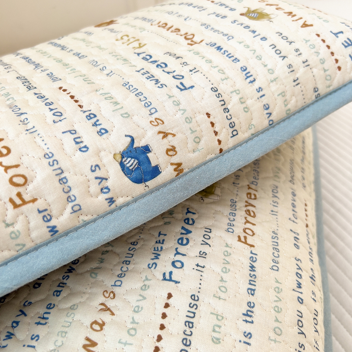 91家纺网 家纺一手货源 找家纺 拾小柒 2025年新款全棉双层纱枕套夹棉隔脏污防口水头油枕头套 英文象蓝