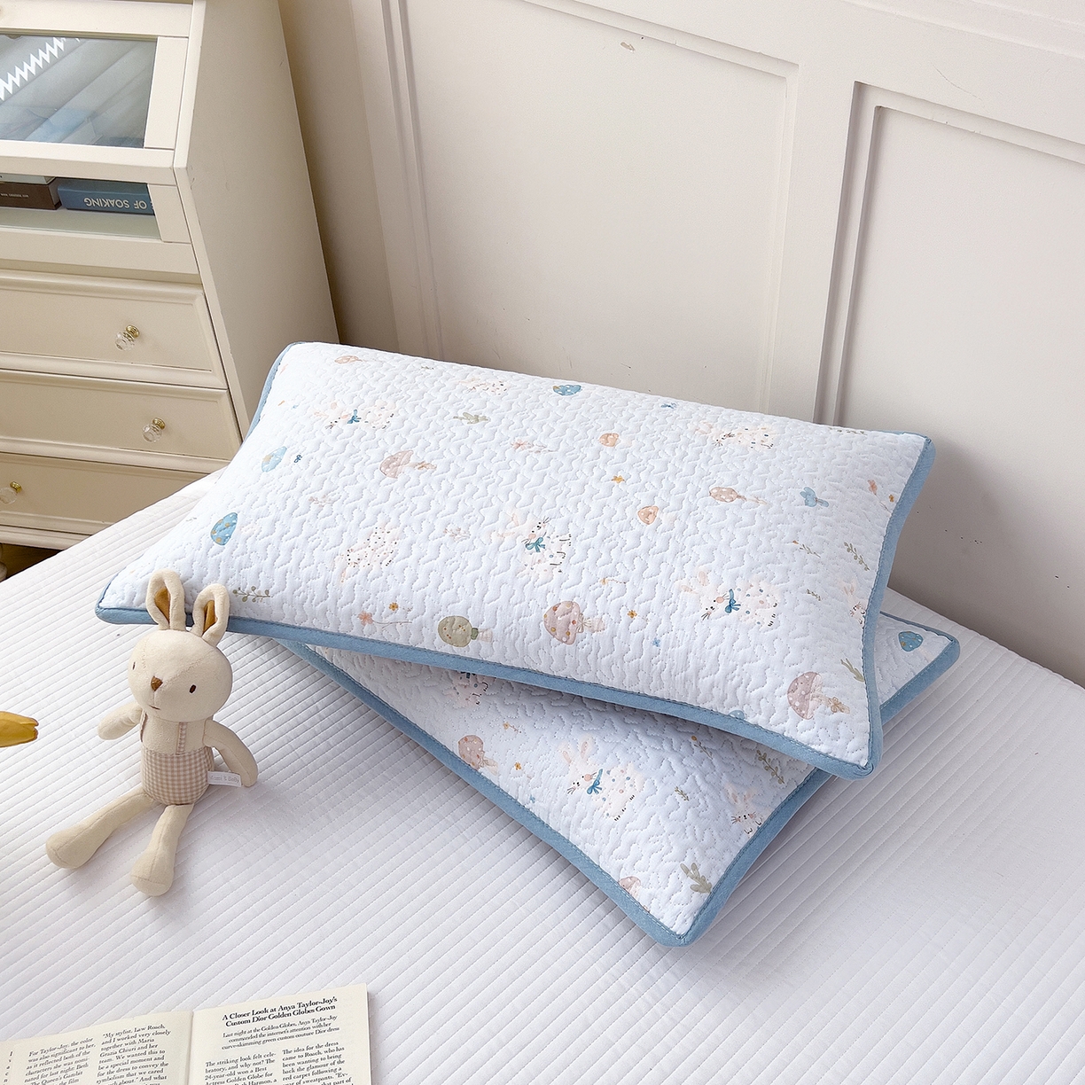 91家纺网 家纺一手货源 找家纺 拾小柒 2025年新款全棉双层纱枕套夹棉隔脏污防口水头油枕头套 萌趣森林蓝