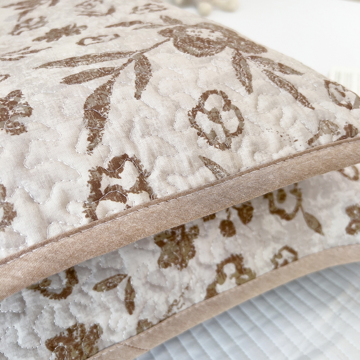 91家纺网 家纺一手货源 找家纺 拾小柒 2025年新款全棉双层纱枕套夹棉隔脏污防口水头油枕头套 忘忧草咖