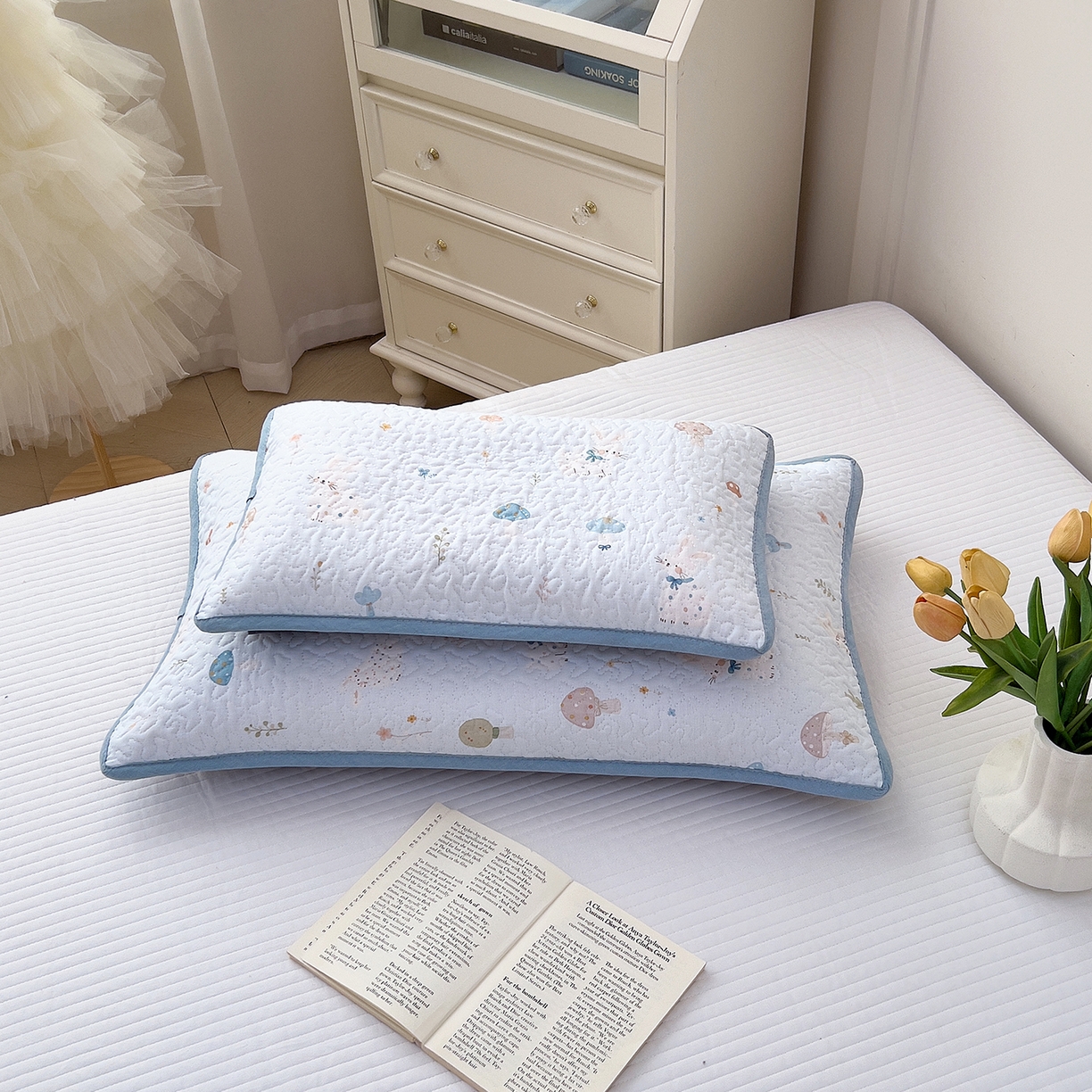 91家纺网 家纺一手货源 找家纺 拾小柒 2025年新款全棉双层纱枕套夹棉隔脏污防口水头油枕头套 萌趣森林蓝