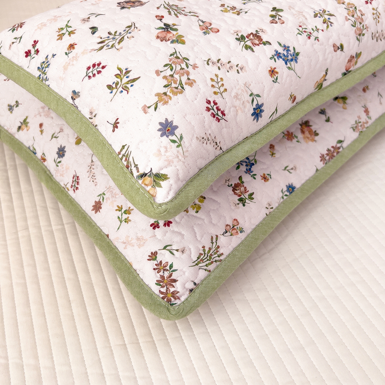 91家纺网 家纺一手货源 找家纺 拾小柒 2025年新款全棉双层纱枕套夹棉隔脏污防口水头油枕头套 春色满园