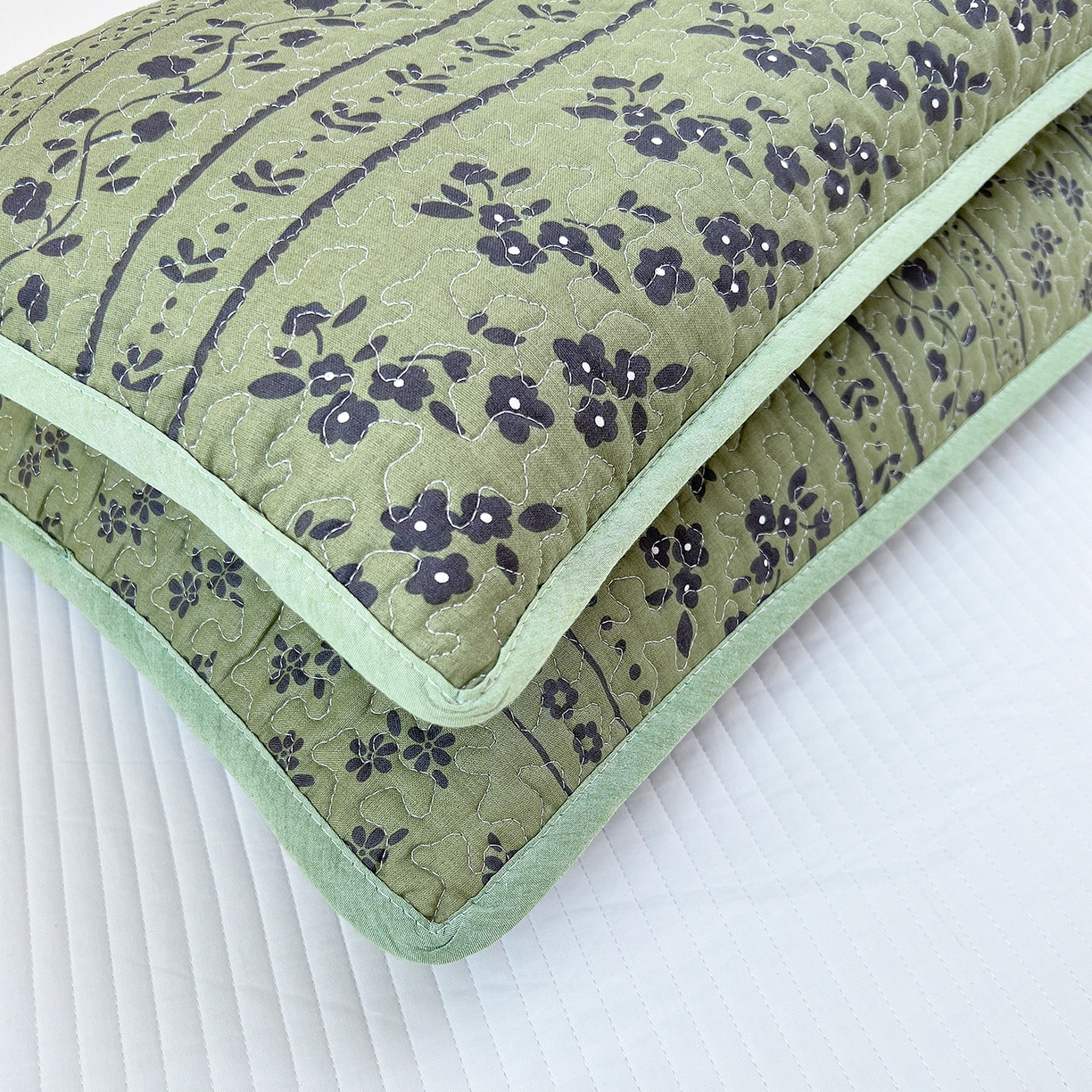 91家纺网 家纺一手货源 找家纺 拾小柒 2025年新款全棉双层纱枕套夹棉隔脏污防口水头油枕头套 爱丽丝花园