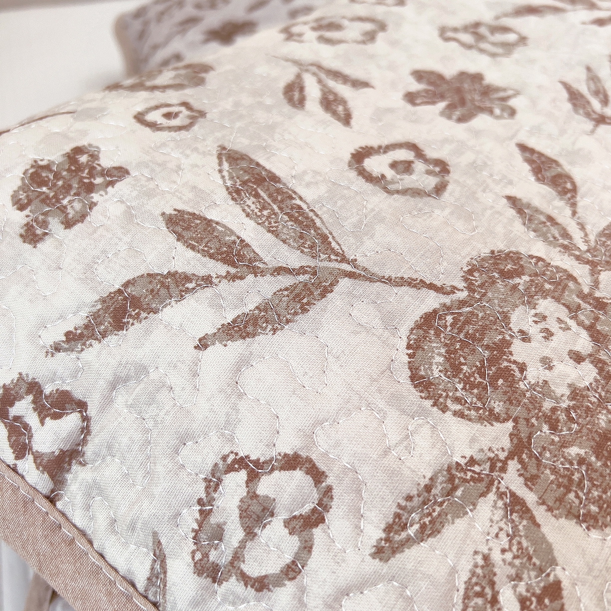 91家纺网 家纺一手货源 找家纺 拾小柒 2025年新款全棉双层纱枕套夹棉隔脏污防口水头油枕头套 忘忧草咖