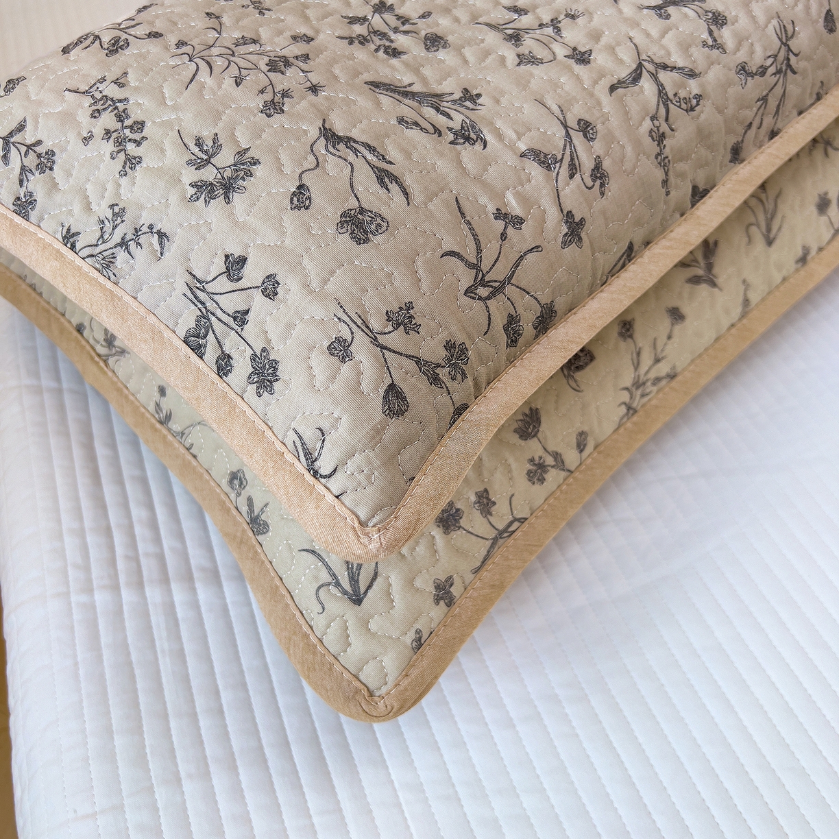 91家纺网 家纺一手货源 找家纺 拾小柒 2025年新款全棉双层纱枕套夹棉隔脏污防口水头油枕头套 山野小咖