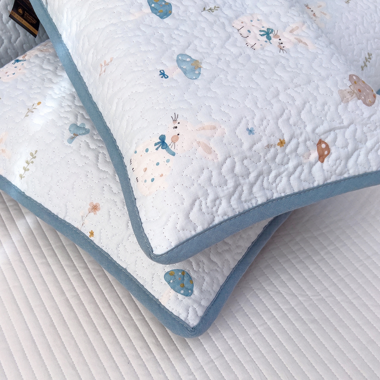 91家纺网 家纺一手货源 找家纺 拾小柒 2025年新款全棉双层纱枕套夹棉隔脏污防口水头油枕头套 萌趣森林蓝