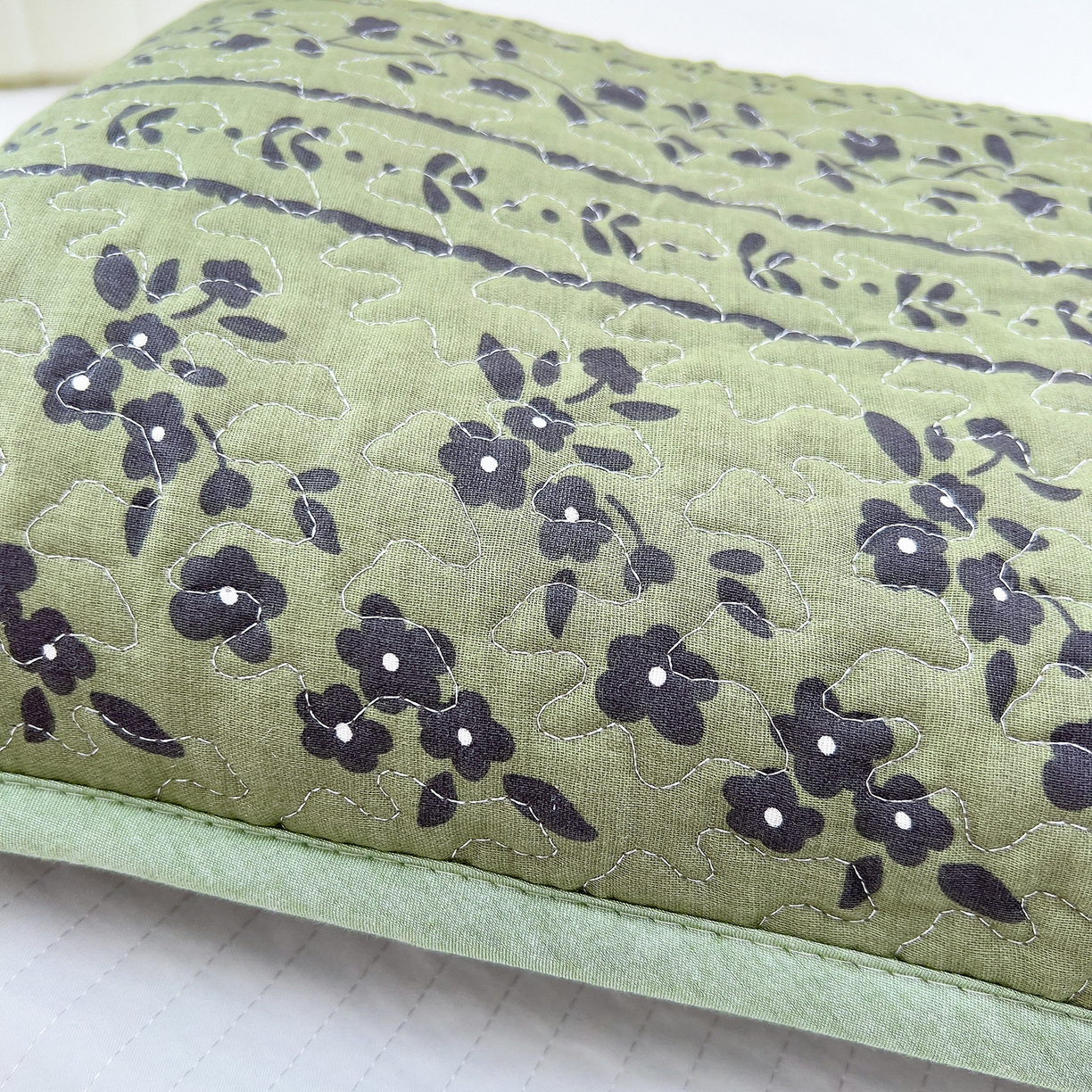 91家纺网 家纺一手货源 找家纺 拾小柒 2025年新款全棉双层纱枕套夹棉隔脏污防口水头油枕头套 爱丽丝花园