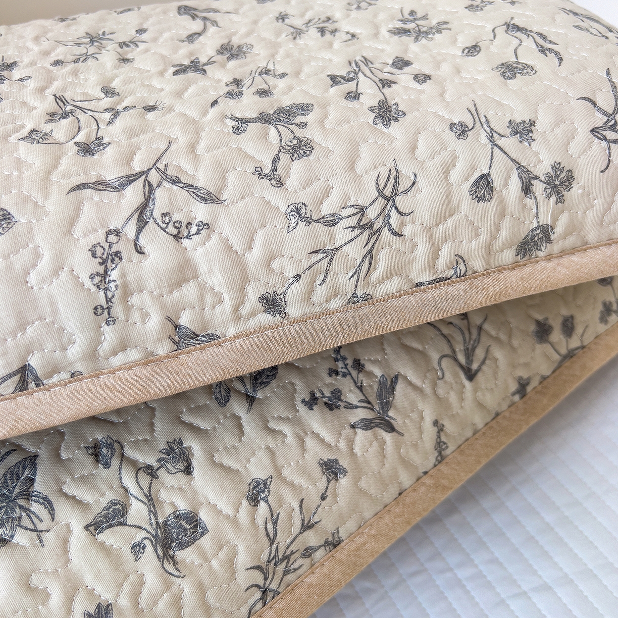 91家纺网 家纺一手货源 找家纺 拾小柒 2025年新款全棉双层纱枕套夹棉隔脏污防口水头油枕头套 山野小咖