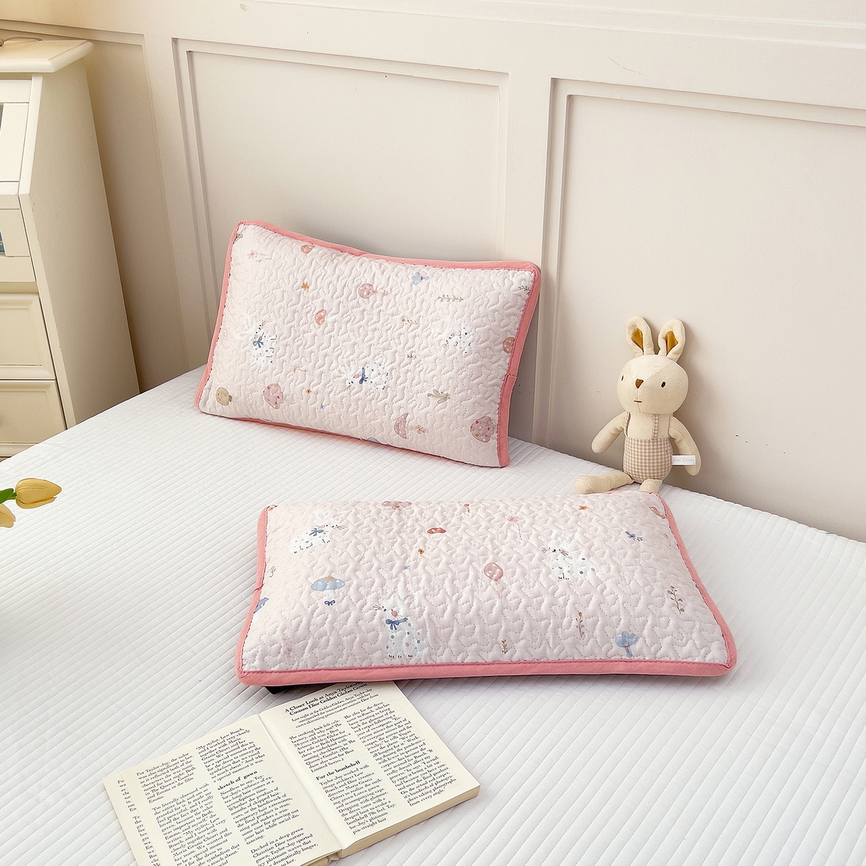 91家纺网 家纺一手货源 找家纺 拾小柒 2025年新款全棉双层纱枕套夹棉隔脏污防口水头油枕头套 萌趣森林粉