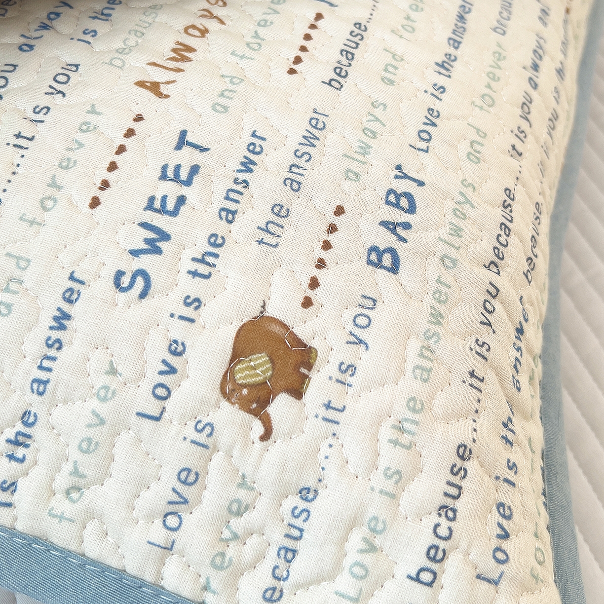 91家纺网 家纺一手货源 找家纺 拾小柒 2025年新款全棉双层纱枕套夹棉隔脏污防口水头油枕头套 英文象蓝