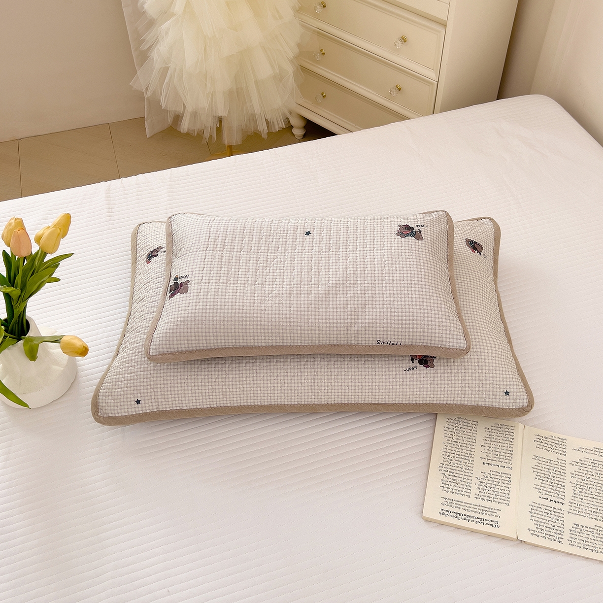 91家纺网 家纺一手货源 找家纺 拾小柒 2025年新款全棉双层纱枕套夹棉隔脏污防口水头油枕头套 格子狗米