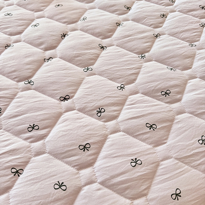 91家纺网 家纺一手货源 找家纺 优家居 2025新品水洗棉夹棉床裙四件套韩版糯糯棉水洗皱皱纱床罩被套直播爆款 粉雾结语