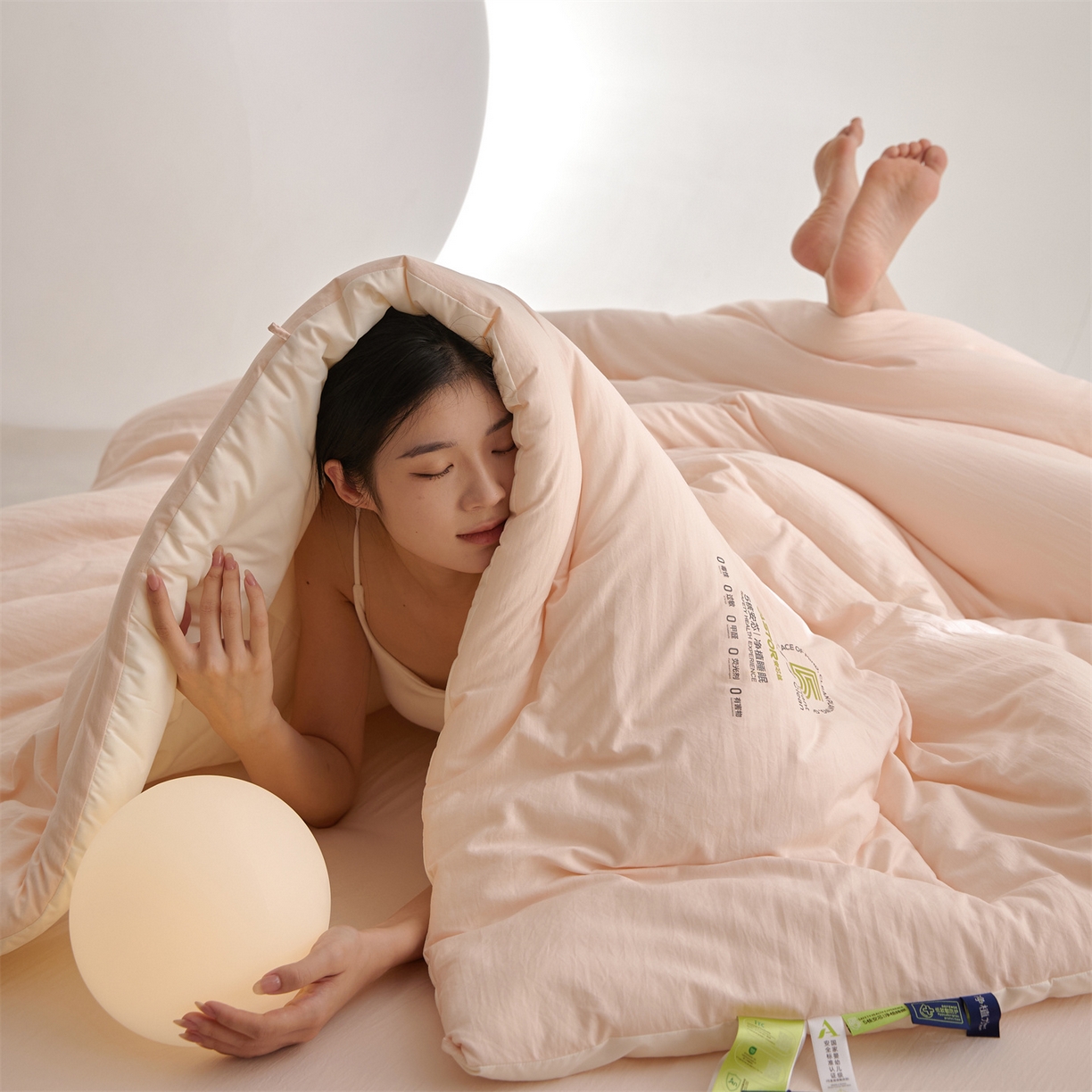 91家纺网 家纺一手货源 找家纺 （总）头等舱 2025新款深睡 零压 软糯 净植力抗菌 防螨 防霉 低致敏 秋冬被（模特图）