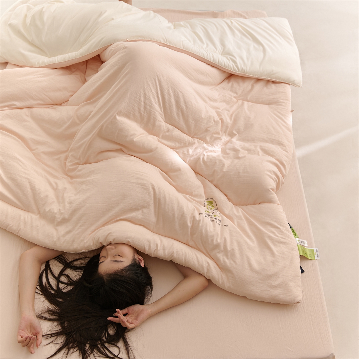 91家纺网 家纺一手货源 找家纺 （总）头等舱 2025新款深睡 零压 软糯 净植力抗菌 防螨 防霉 低致敏 秋冬被（模特图）
