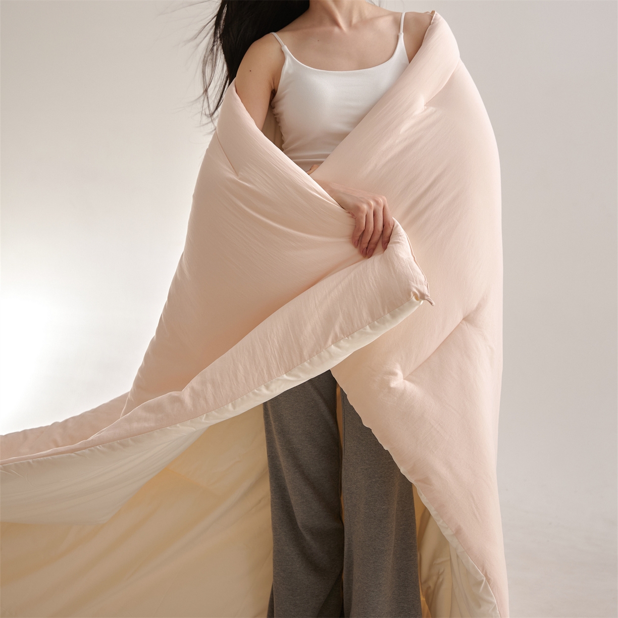 91家纺网 家纺一手货源 找家纺 （总）头等舱 2025新款深睡 零压 软糯 净植力抗菌 防螨 防霉 低致敏 秋冬被（模特图）