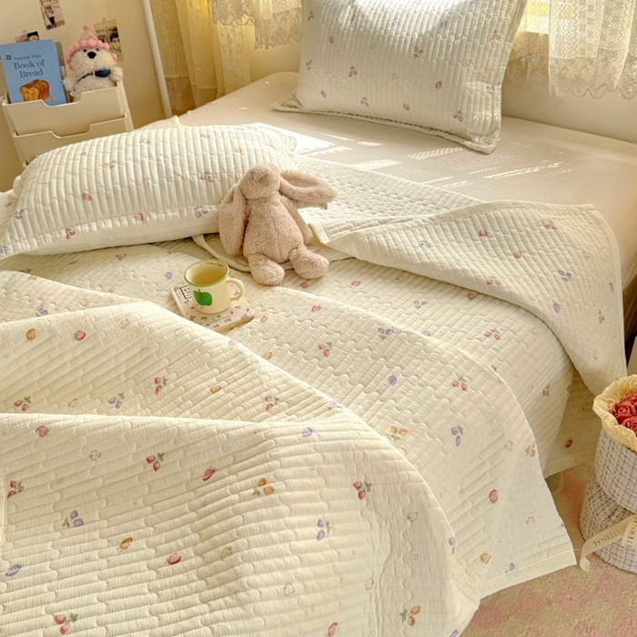 91家纺网 家纺一手货源 找家纺 优兰朵 2025新款夹棉印花包边单床盖 床盖单件 包边床盖-小草莓