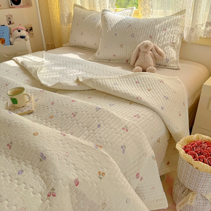 91家纺网 家纺一手货源 找家纺 优兰朵 2025新款夹棉印花包边单床盖 床盖单件 包边床盖-小草莓