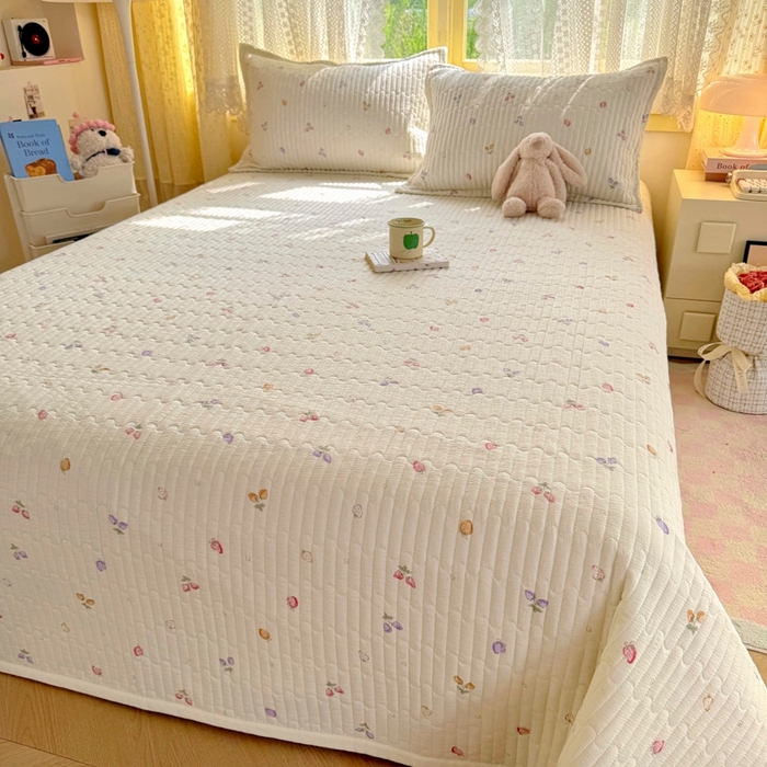 91家纺网 家纺一手货源 找家纺 优兰朵 2025新款夹棉印花包边单床盖 床盖单件 包边床盖-小草莓