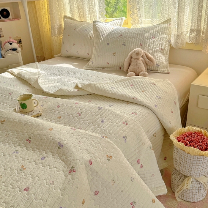 91家纺网 家纺一手货源 找家纺 优兰朵 2025新款夹棉印花包边单床盖 床盖单件 包边床盖-小草莓