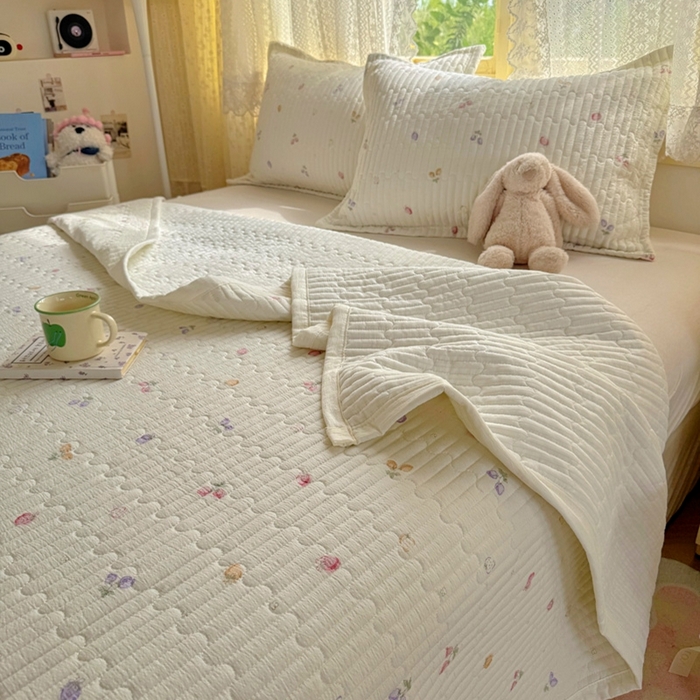 91家纺网 家纺一手货源 找家纺 优兰朵 2025新款夹棉印花包边单床盖 床盖单件 包边床盖-小草莓