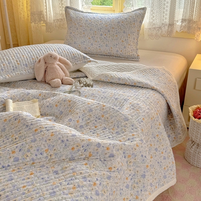 91家纺网 家纺一手货源 找家纺 优兰朵 2025新款夹棉印花包边单床盖 床盖单件 包边床盖-月貌蓝