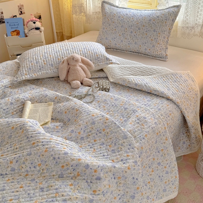 91家纺网 家纺一手货源 找家纺 优兰朵 2025新款夹棉印花包边单床盖 床盖单件 包边床盖-月貌蓝