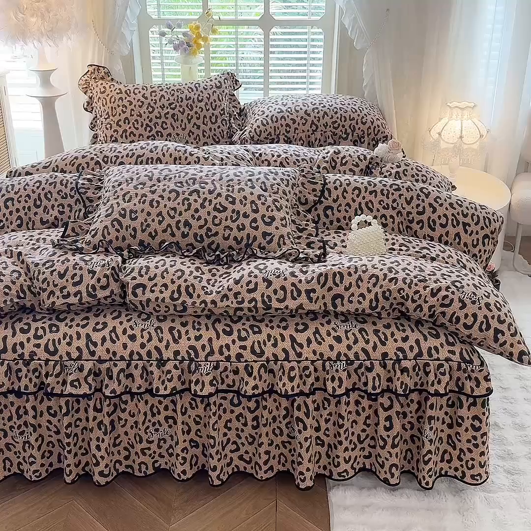 91家纺网 家纺一手货源 找家纺 优家居 2025新品水洗棉夹棉床裙四件套韩版糯糯棉水洗皱皱纱床罩被套直播爆款 豹纹-咖