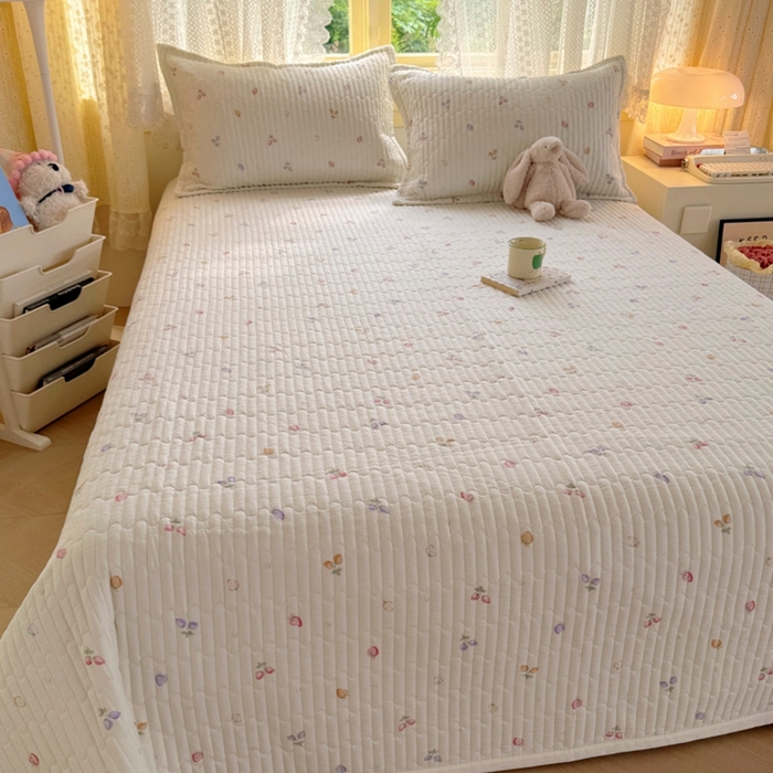 91家纺网 家纺一手货源 找家纺 优兰朵 2025新款夹棉印花包边单床盖 床盖单件 包边床盖-小草莓