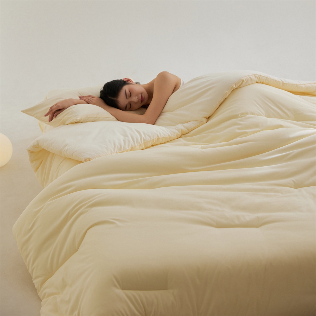91家纺网 家纺一手货源 找家纺 头等舱 2025新款深睡 零压 软糯 净植力抗菌 防螨 防霉 低致敏 秋冬被（模特图） 奶黄白