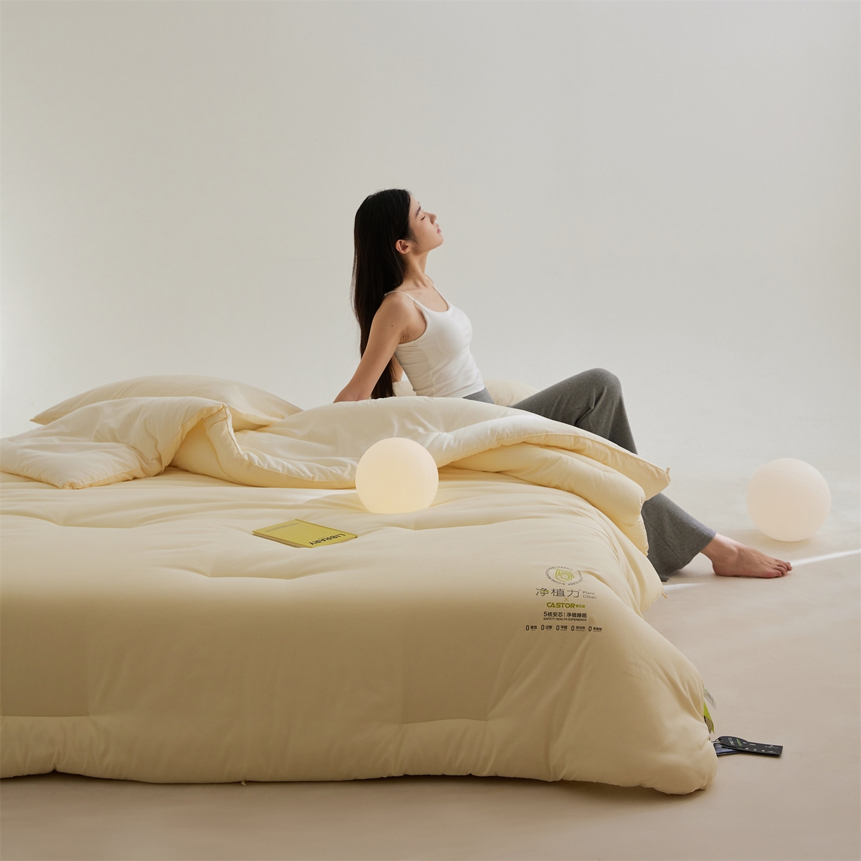 91家纺网 家纺一手货源 找家纺 头等舱 2025新款深睡 零压 软糯 净植力抗菌 防螨 防霉 低致敏 秋冬被（模特图） 奶黄白