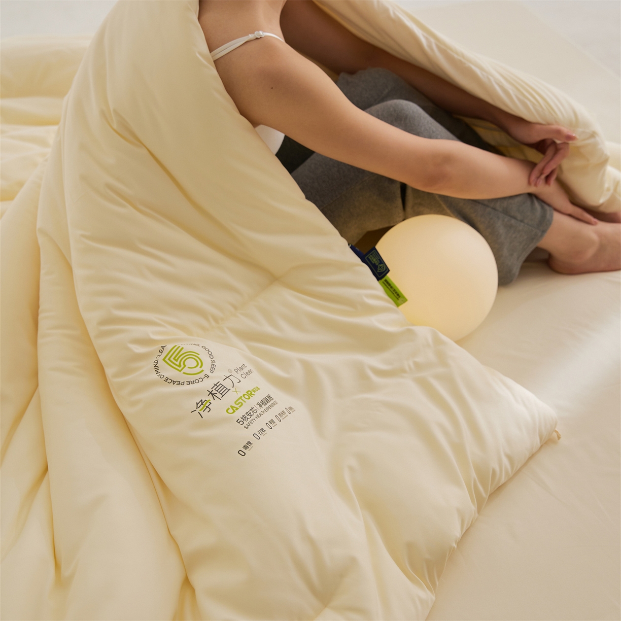 91家纺网 家纺一手货源 找家纺 头等舱 2025新款深睡 零压 软糯 净植力抗菌 防螨 防霉 低致敏 秋冬被（模特图） 奶黄白