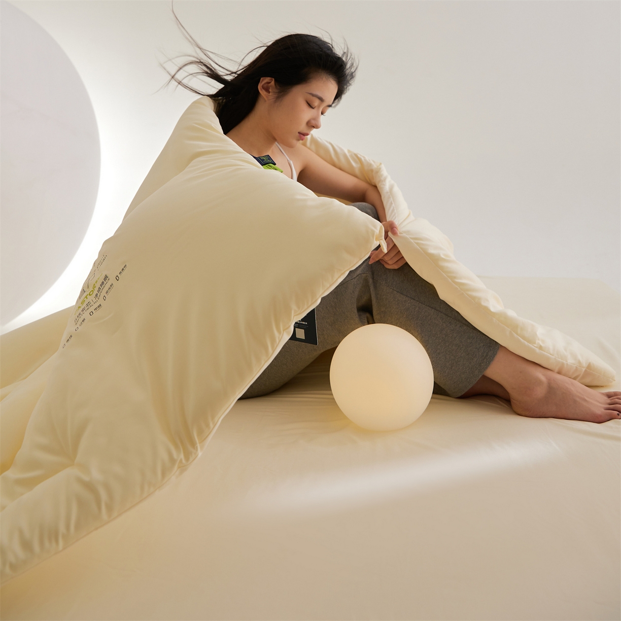 91家纺网 家纺一手货源 找家纺 头等舱 2025新款深睡 零压 软糯 净植力抗菌 防螨 防霉 低致敏 秋冬被（模特图） 奶黄白