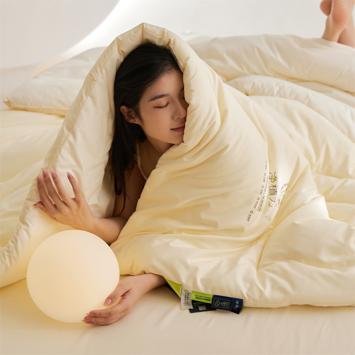 91家纺网 家纺一手货源 找家纺 头等舱 2025新款深睡 零压 软糯 净植力抗菌 防螨 防霉 低致敏 秋冬被（模特图） 奶黄白